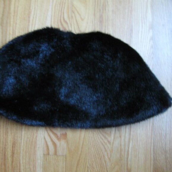 GIRL'S SIZE XS (2 - 4) BLACK FAUX FUR CAPE, CHIRISTMAS, HOLIDAY CAPELET, PARTY - Picture 7 of 8